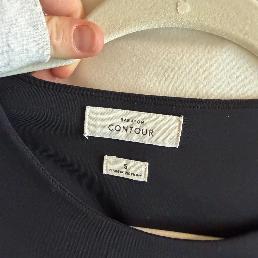 Aritzia Black Short-Sleeve Scoop Neck Tee - Picture 2 of 3